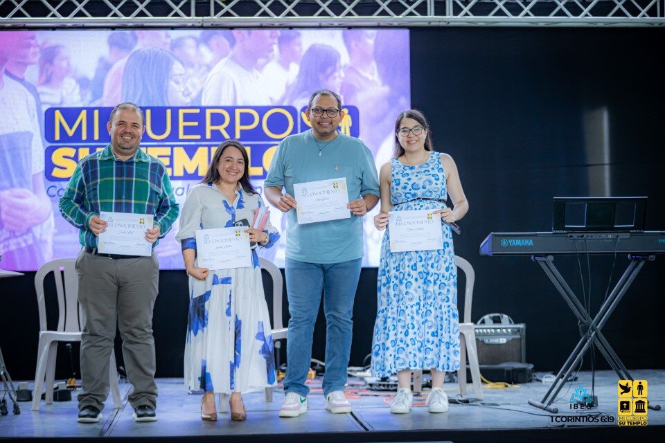 Personas sirviendo a la comunidad